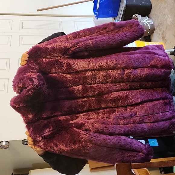 Faux fur purple 3\4 length coat - Picture 2 of 8